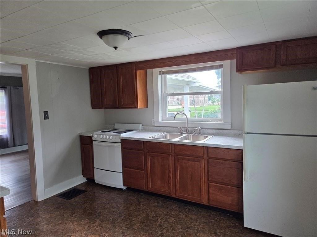 208 W Main St - Photo 6 of 11