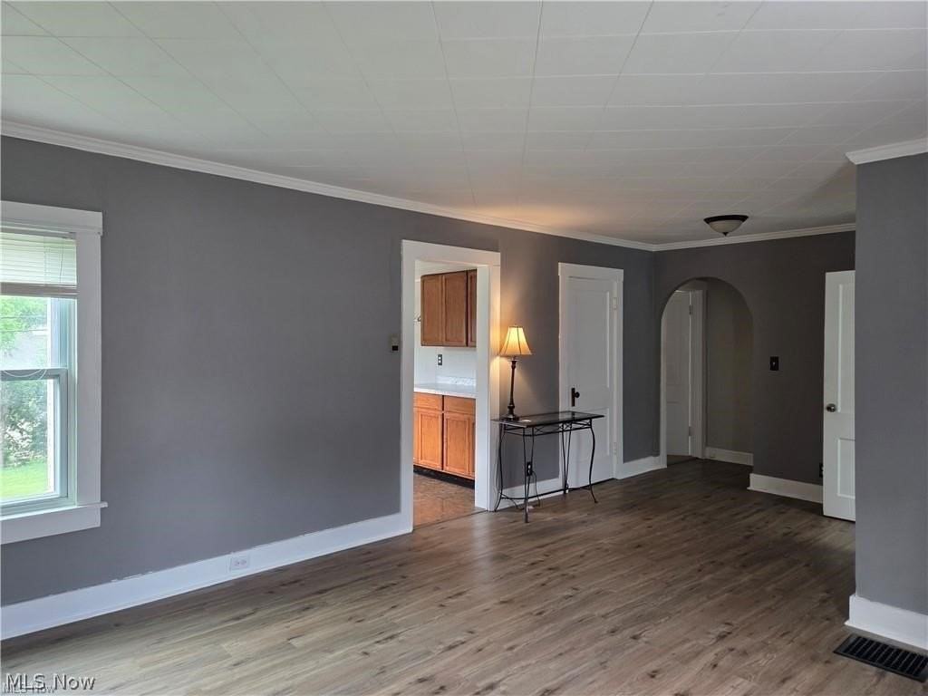 208 W Main St - Photo 7 of 11