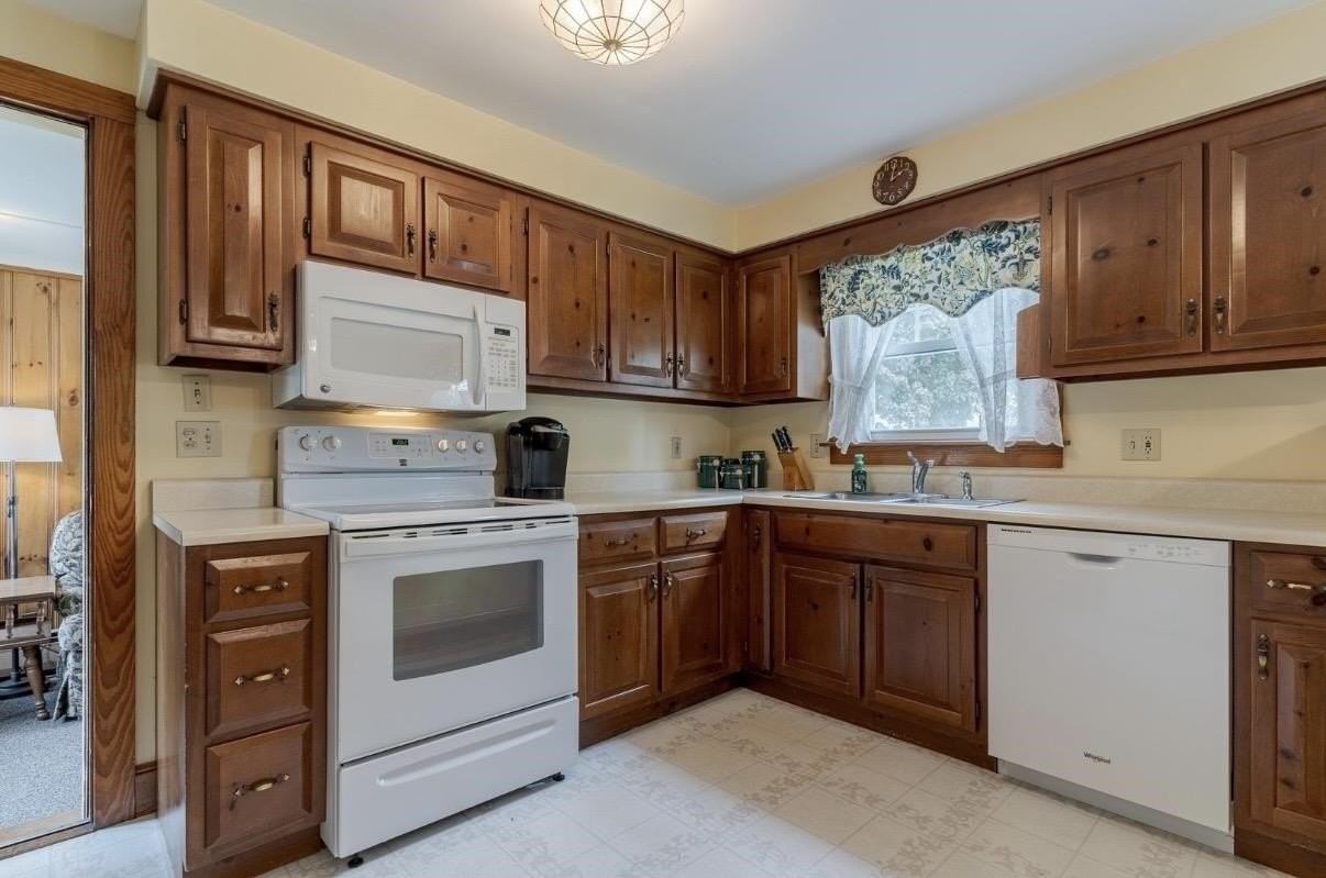 8 Lowell Ave - Photo 5 of 43