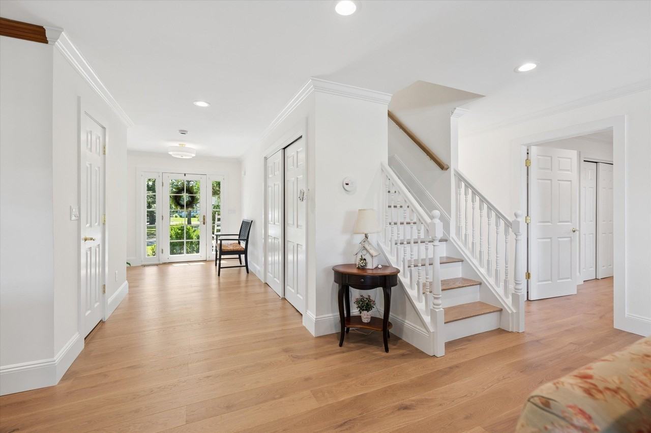 23 Whiting Rd - Photo 3 of 32