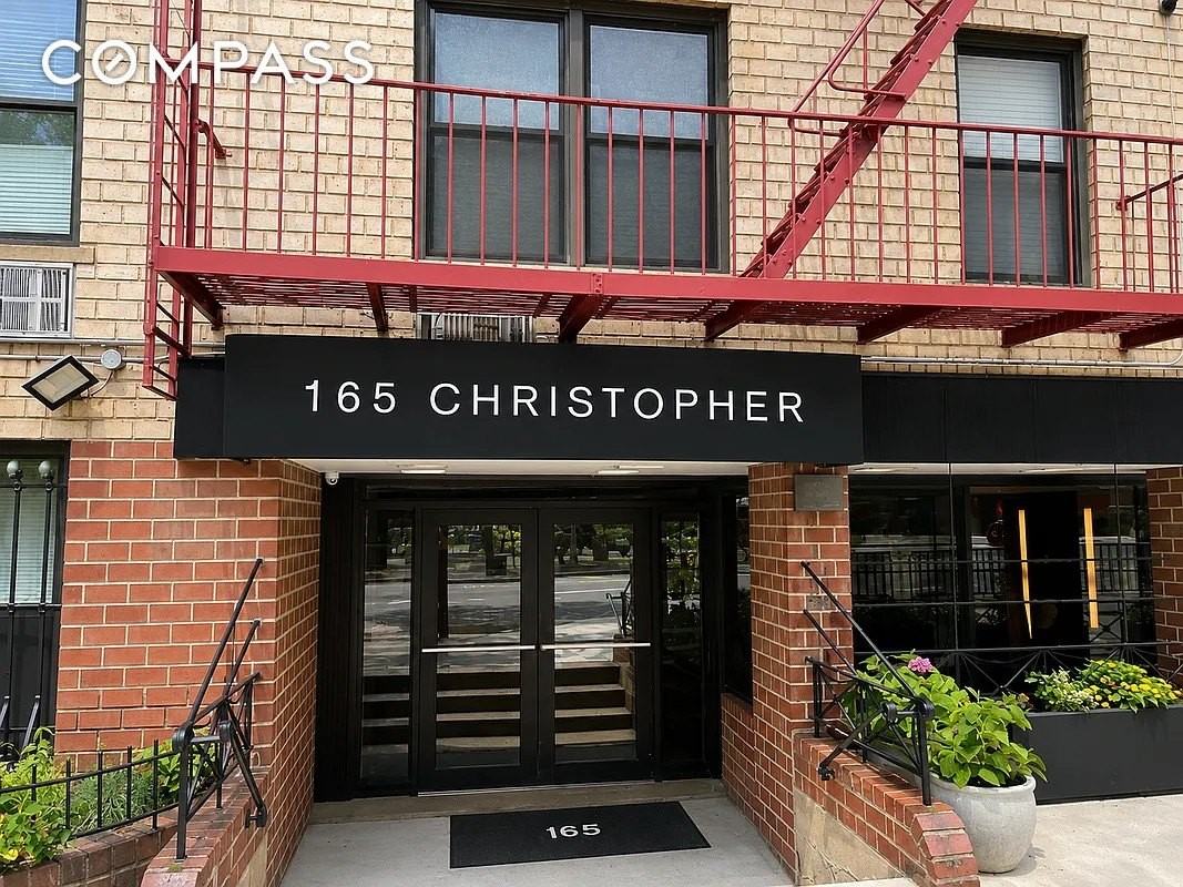 165 Christopher St - Photo 5 of 12