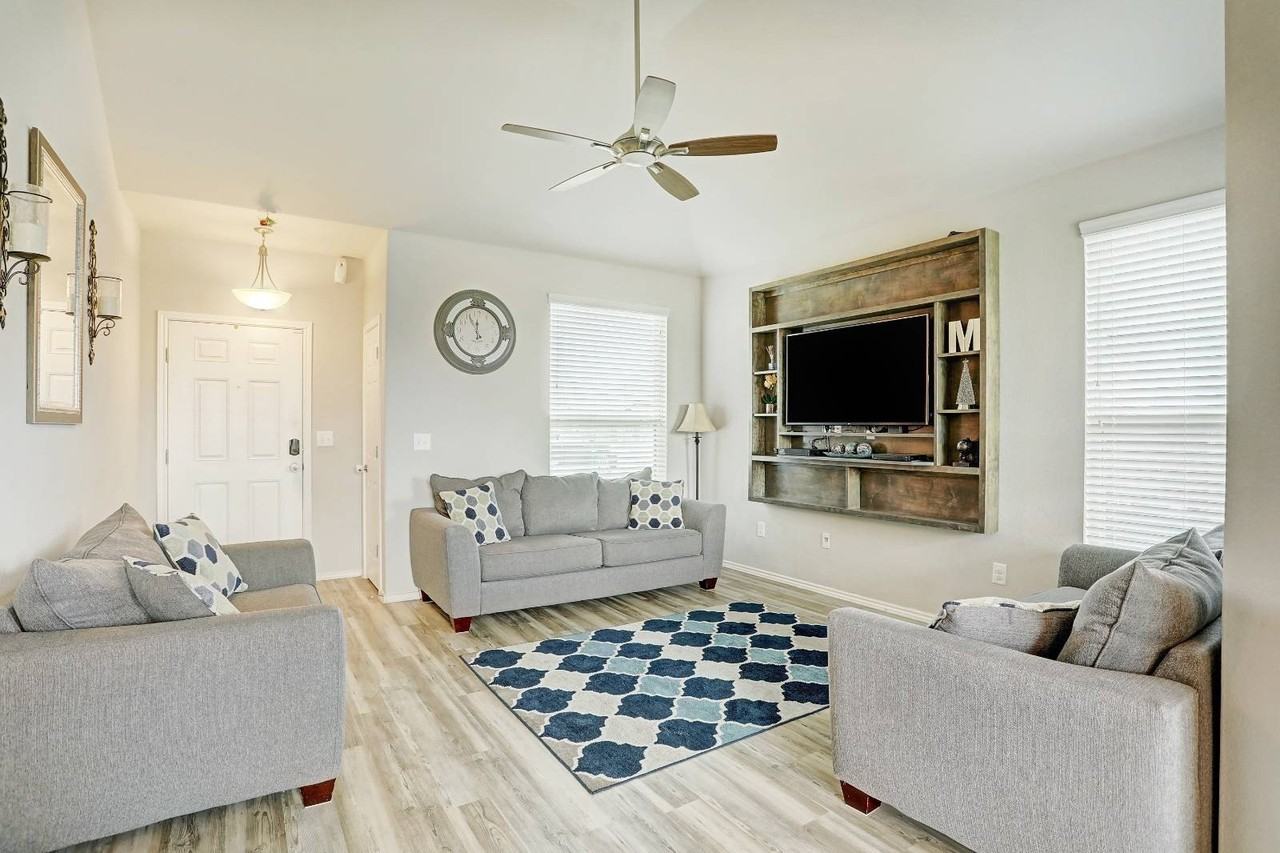 5687 Heron Dr - Photo 5 of 19
