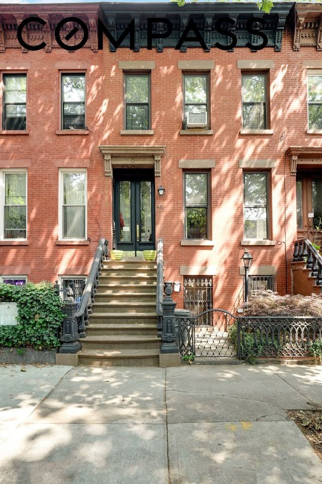 421 Quincy St - Photo 2 of 11