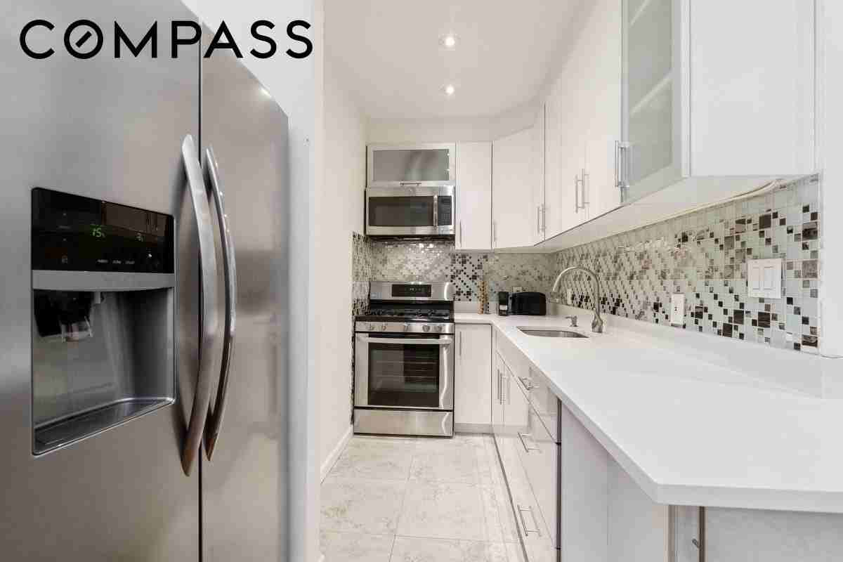 150 E 49th St #3D - Photo 4 of 7