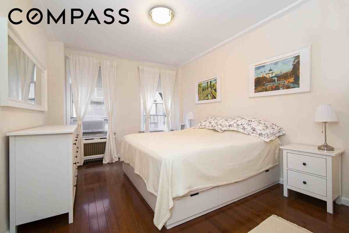 150 E 49th St #3D - Photo 5 of 7