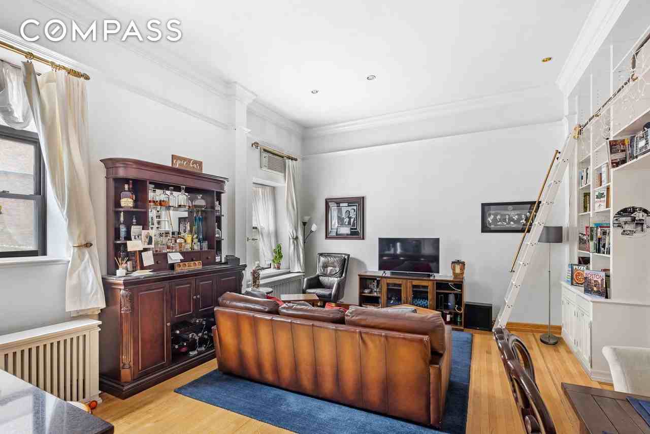 7 Gramercy Park W #2D - Photo 2 of 11