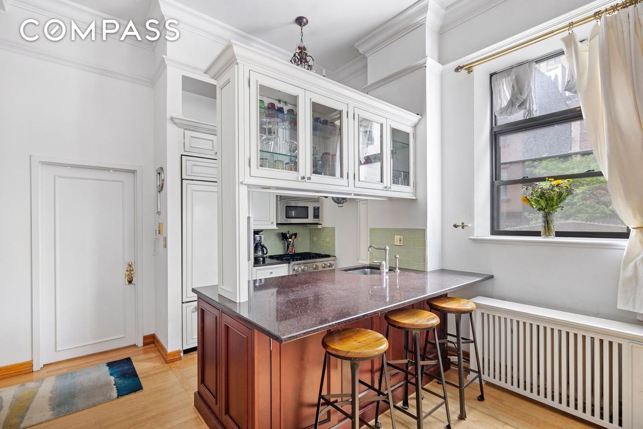 7 Gramercy Park W #2D - Photo 3 of 11