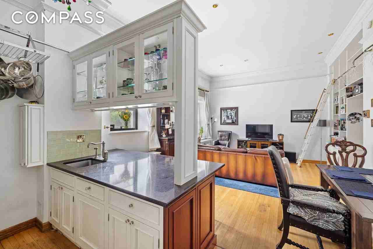 7 Gramercy Park W #2D - Photo 4 of 11