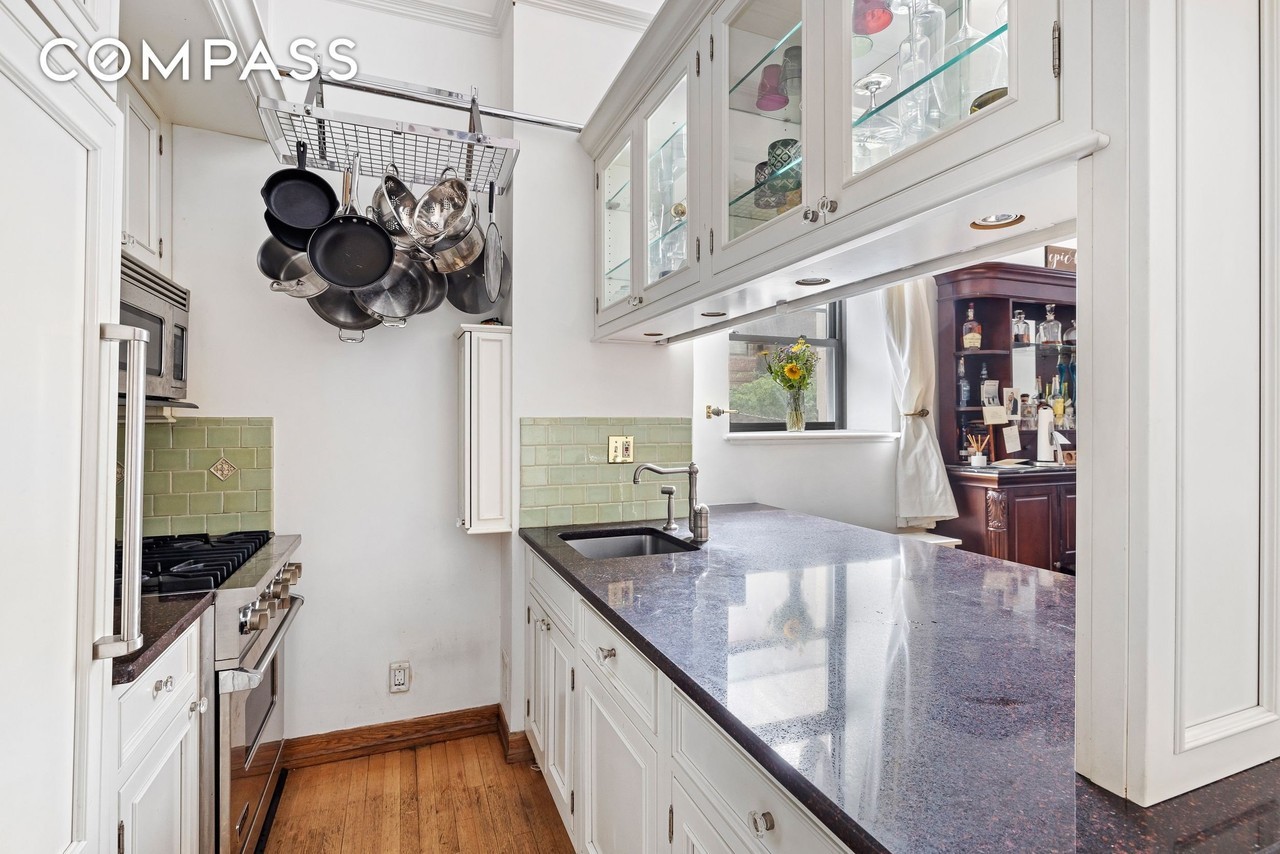 7 Gramercy Park W #2D - Photo 5 of 11