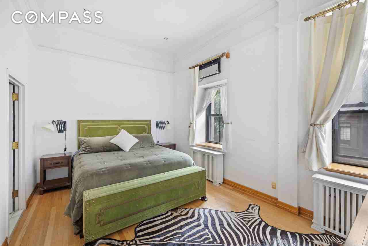 7 Gramercy Park W #2D - Photo 6 of 11