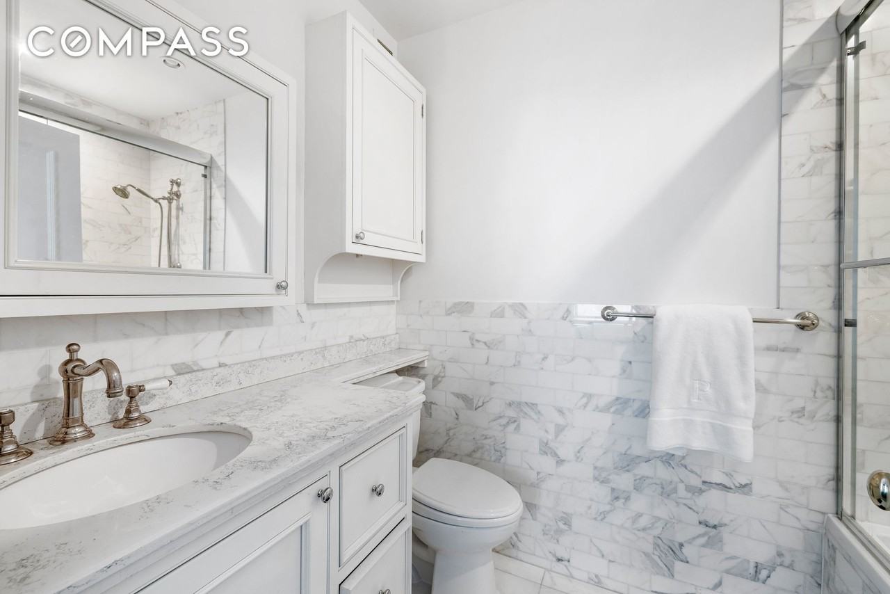 7 Gramercy Park W #2D - Photo 7 of 11