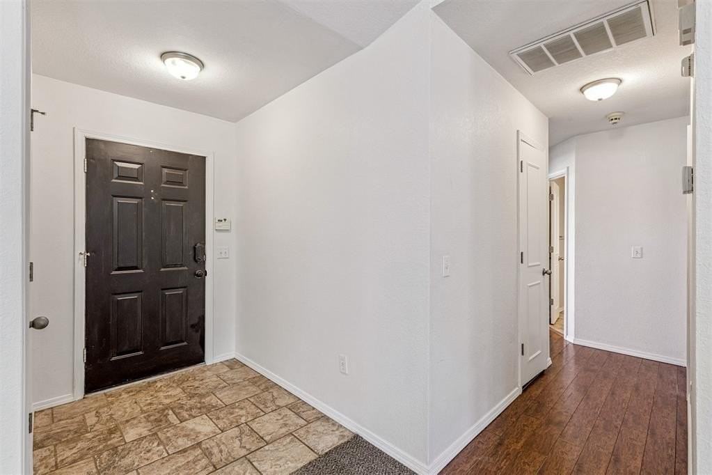 2101 Harbor Dr - Photo 3 of 30