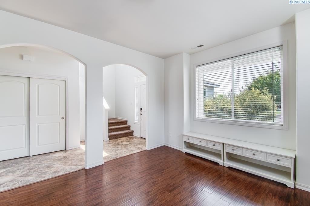 1815 Sunshine Ave - Photo 2 of 33
