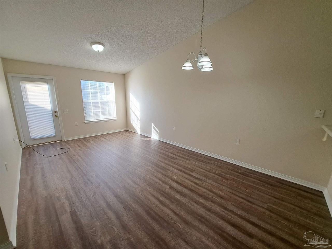 8069 Stonebrook Dr - Photo 4 of 21