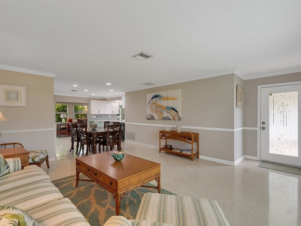 816 Acacia Rd - Photo 4 of 36