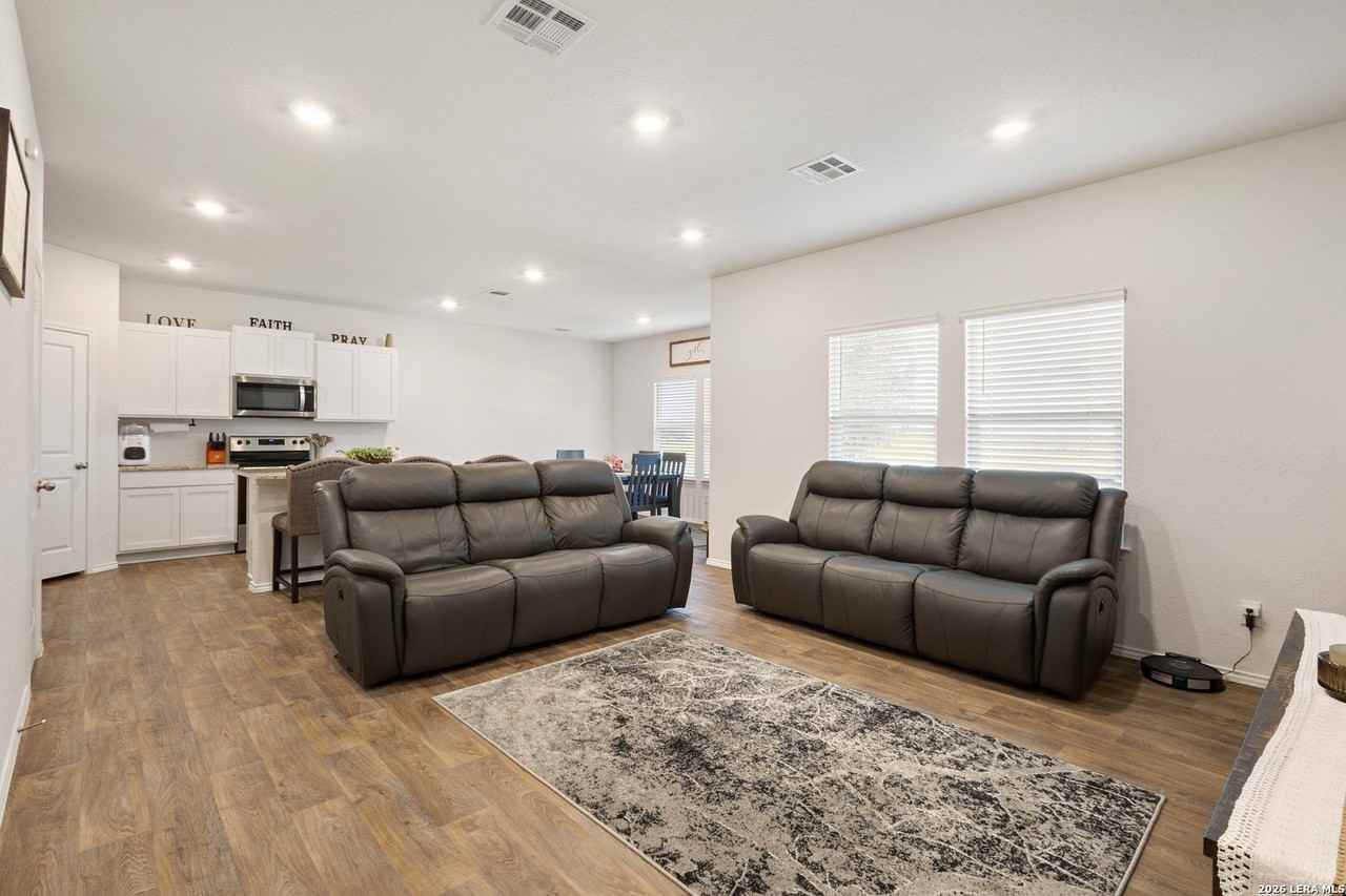 20523 Lorena Xing - Photo 4 of 24
