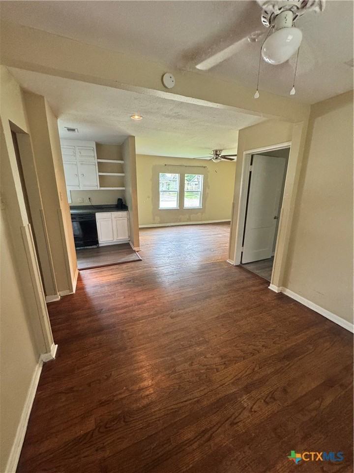 1401 E Mimosa Ave - Photo 3 of 21