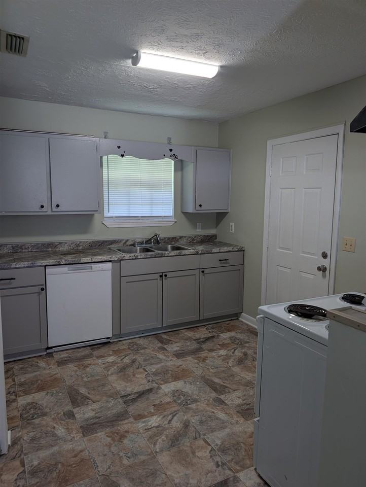 2304 Hartsfield Ct #B - Photo 6 of 28