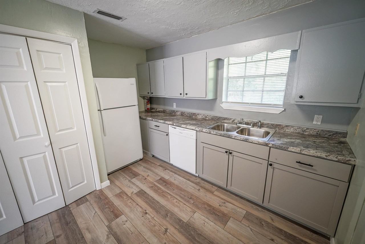2304 Hartsfield Ct #B - Photo 7 of 28