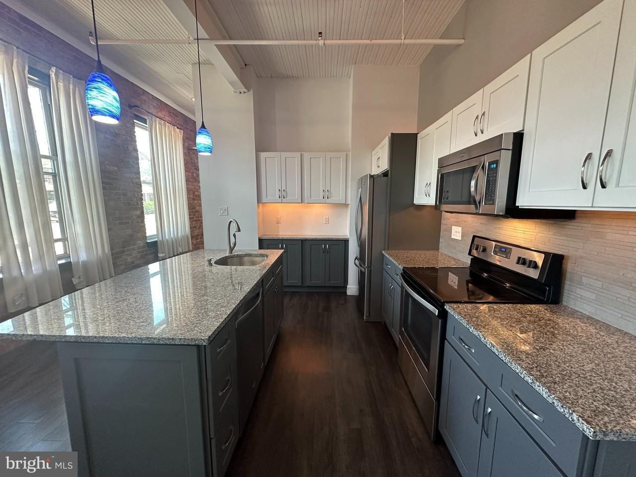 820 W Market St #2A - Photo 2 of 31