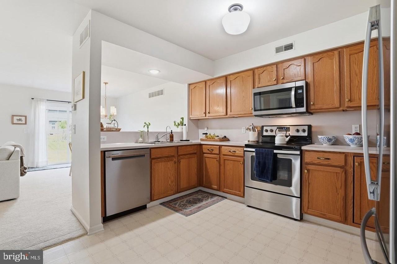468 Berkshire Dr - Photo 3 of 9