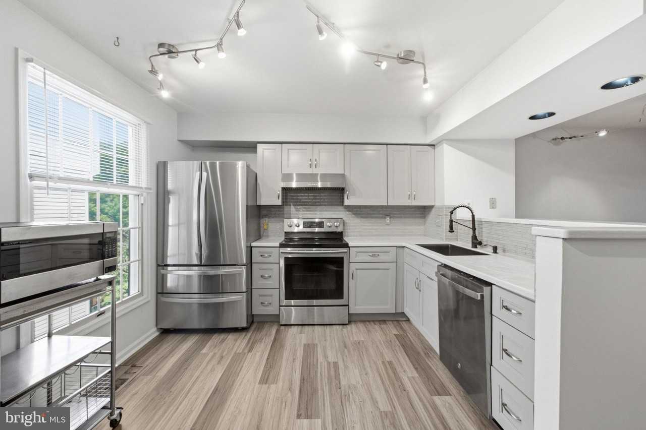 5028 9th St S - Photo 2 of 20