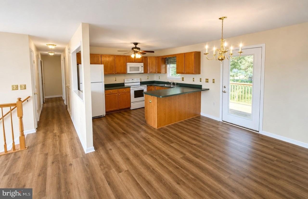 1183 River Bend Ct - Photo 3 of 20