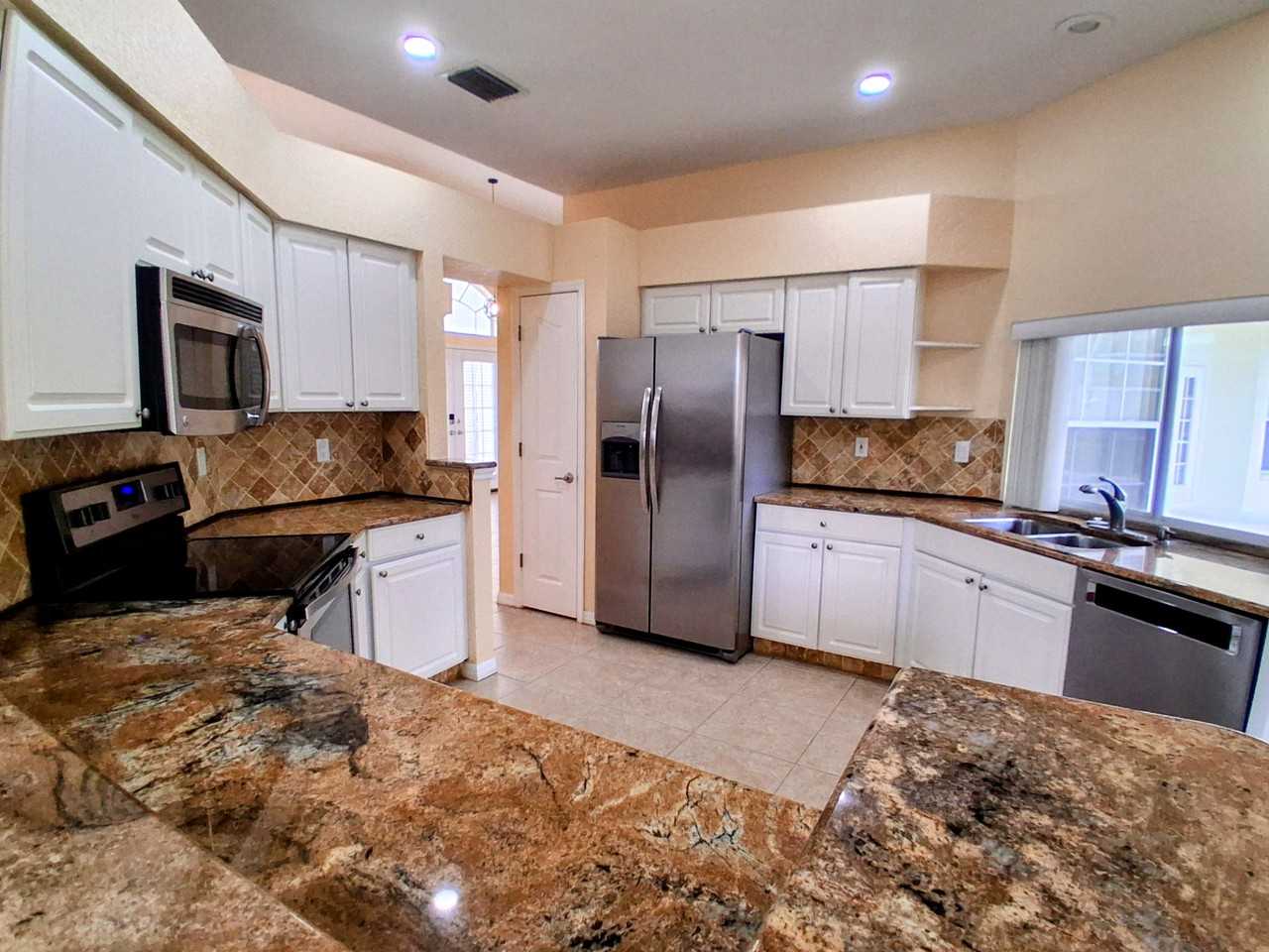 3392 St Ives Blvd - Photo 7 of 33