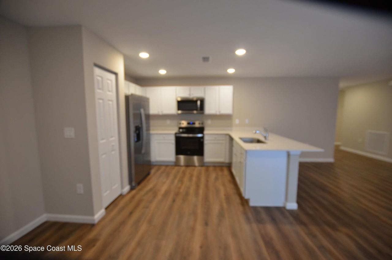 350 Dolphin St Se - Photo 3 of 19