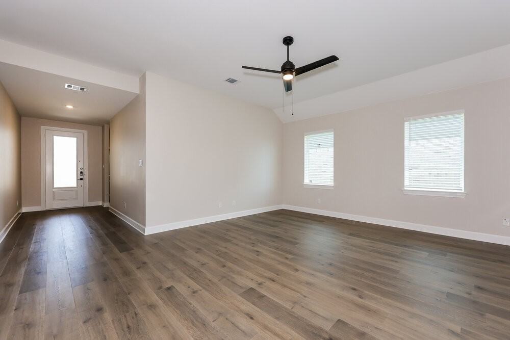 329 Magnolia Blvd - Photo 3 of 16
