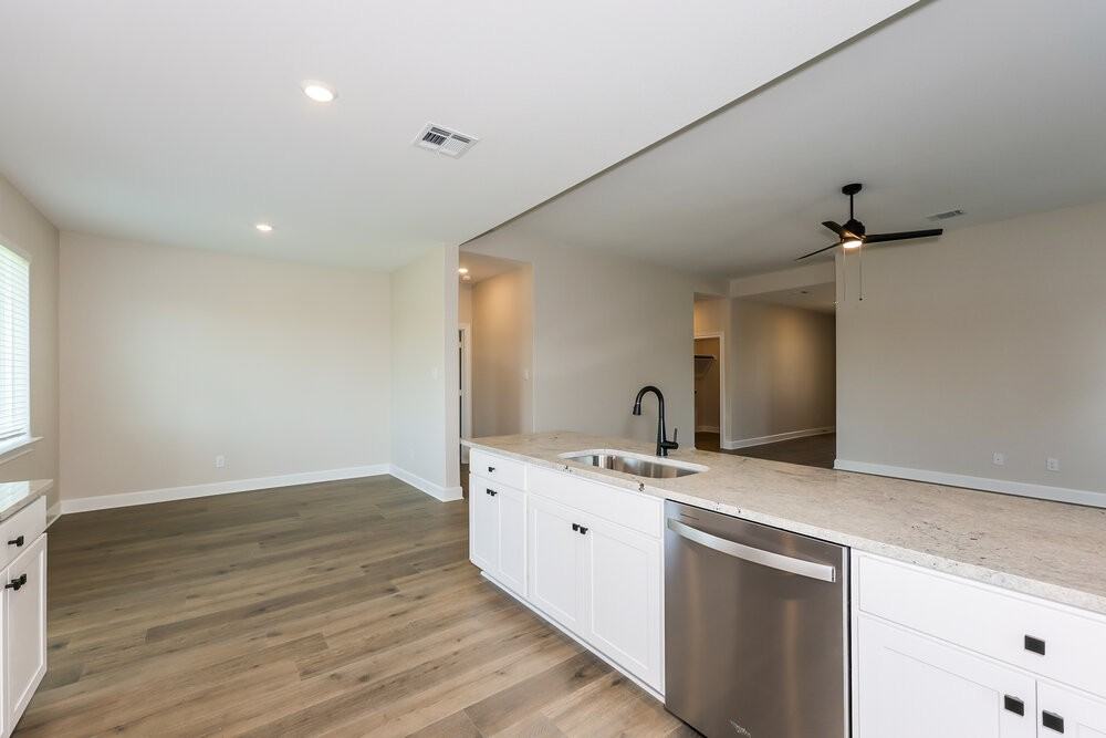 329 Magnolia Blvd - Photo 7 of 16