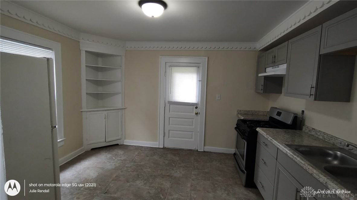 1131 W High St - Photo 7 of 14