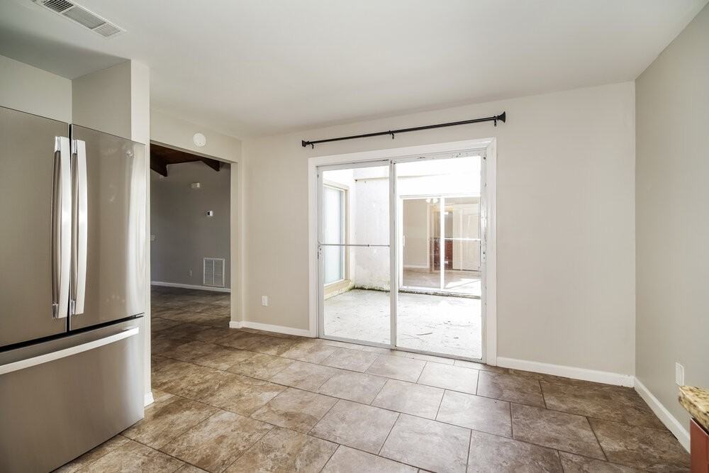 225 Bayhead Dr - Photo 6 of 16