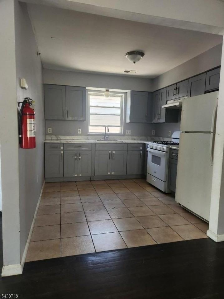 744 S 12th St - Photo 3 of 8