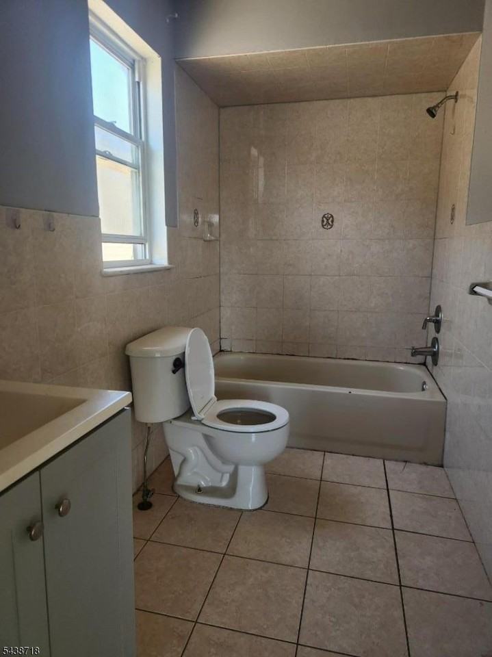 744 S 12th St - Photo 6 of 8