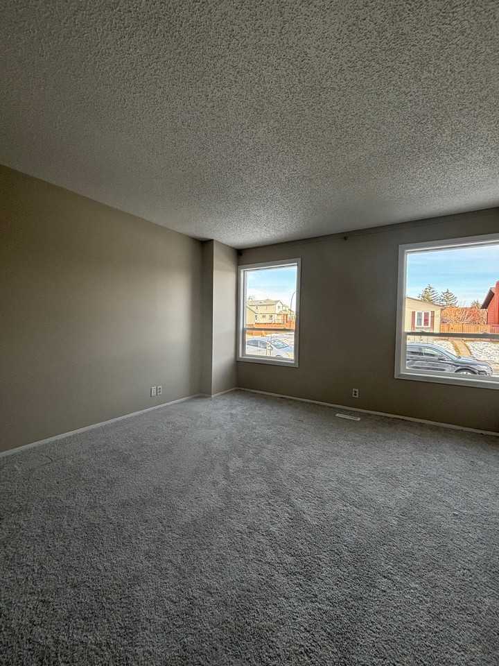 23 Whitehaven Rd Ne - Photo 2 of 21