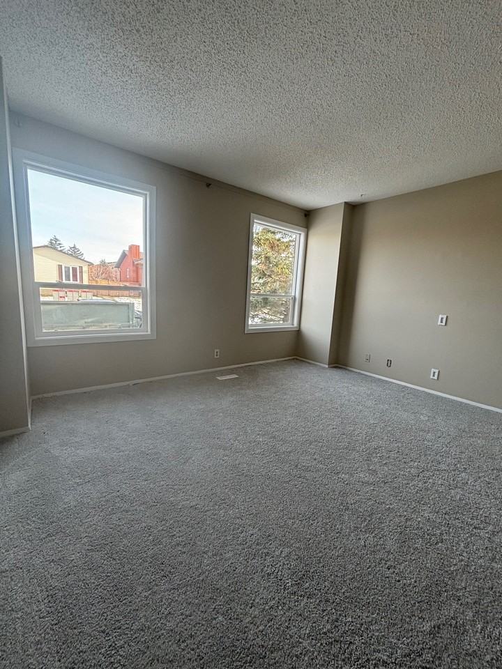 23 Whitehaven Rd Ne - Photo 3 of 21