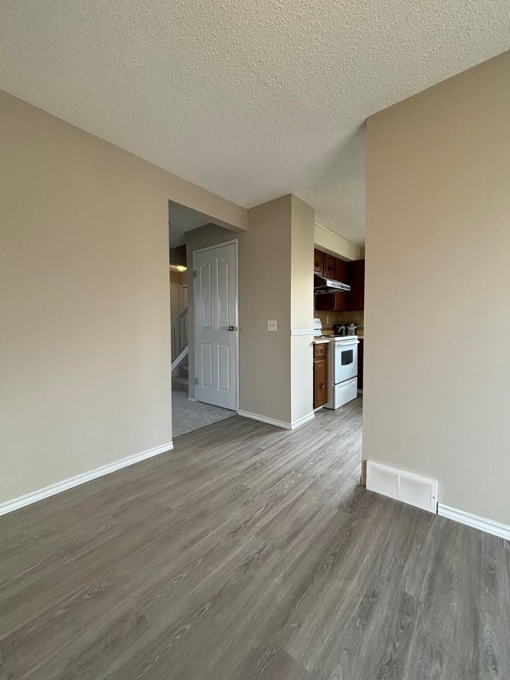 23 Whitehaven Rd Ne - Photo 4 of 21