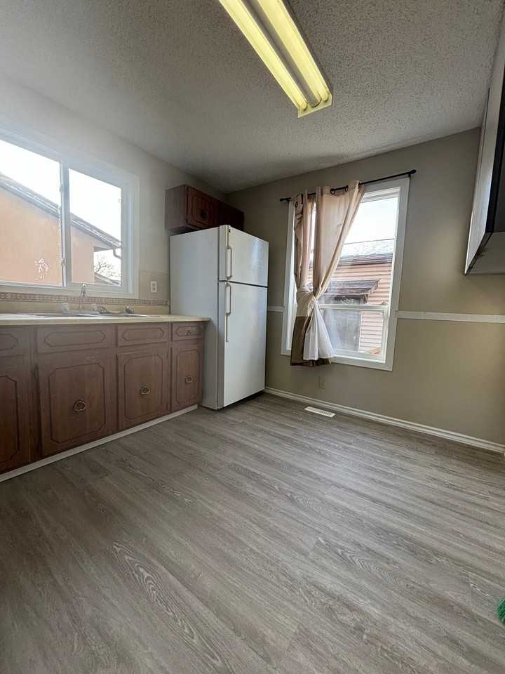 23 Whitehaven Rd Ne - Photo 5 of 21
