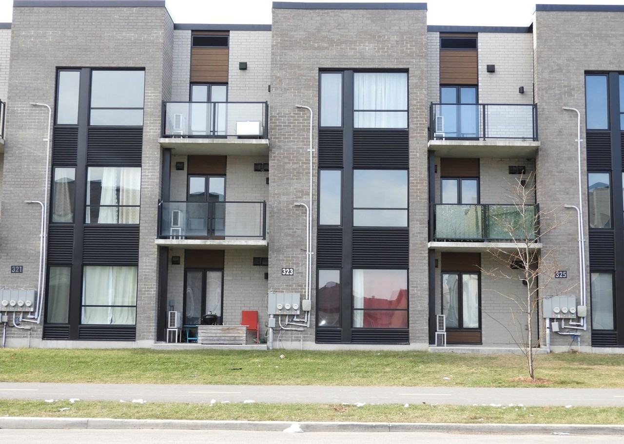 323 Av De L'Hippodrome - Photo 2 of 15