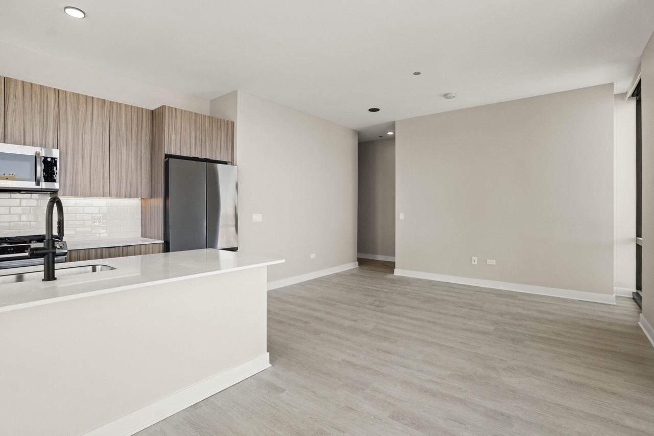 4611 N Broadway St #3-3PH - Photo 4 of 21