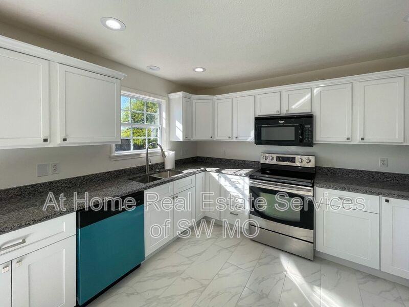 977 S Ballard Dr - Photo 3 of 21