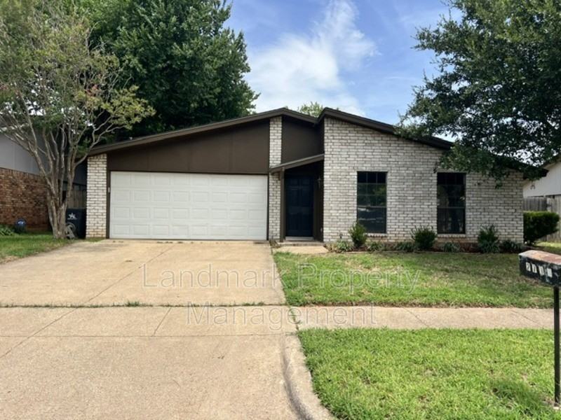 2711 Treeview Dr - Photo 2 of 28