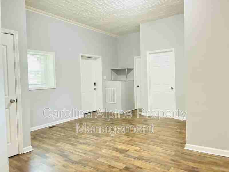 401 S Gray St - Photo 7 of 17