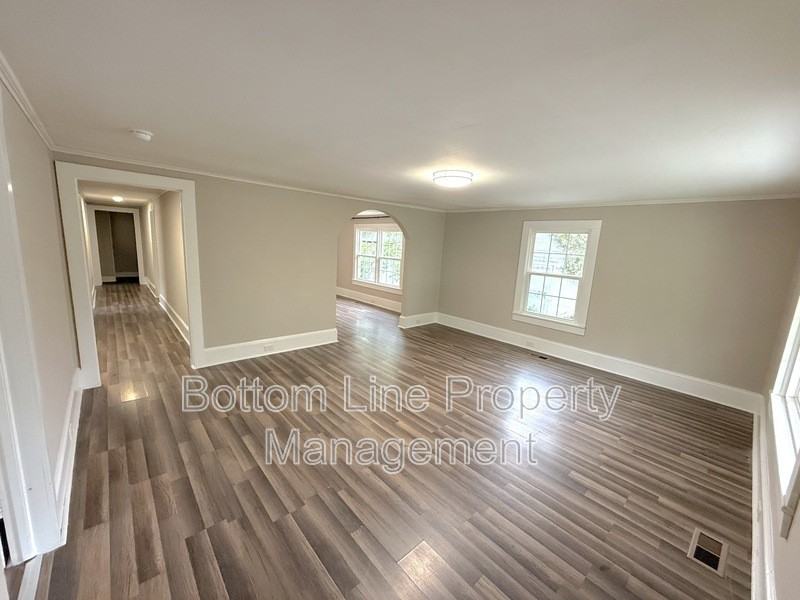 1429 W Horah St - Photo 2 of 16
