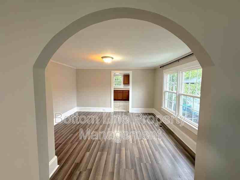 1429 W Horah St - Photo 3 of 16