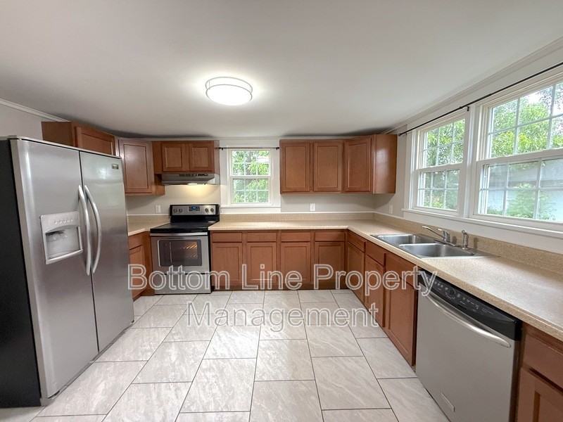 1429 W Horah St - Photo 4 of 16