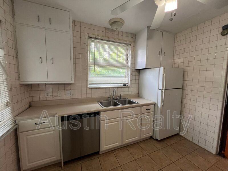 1101 Ralph Ter #A - Photo 2 of 12