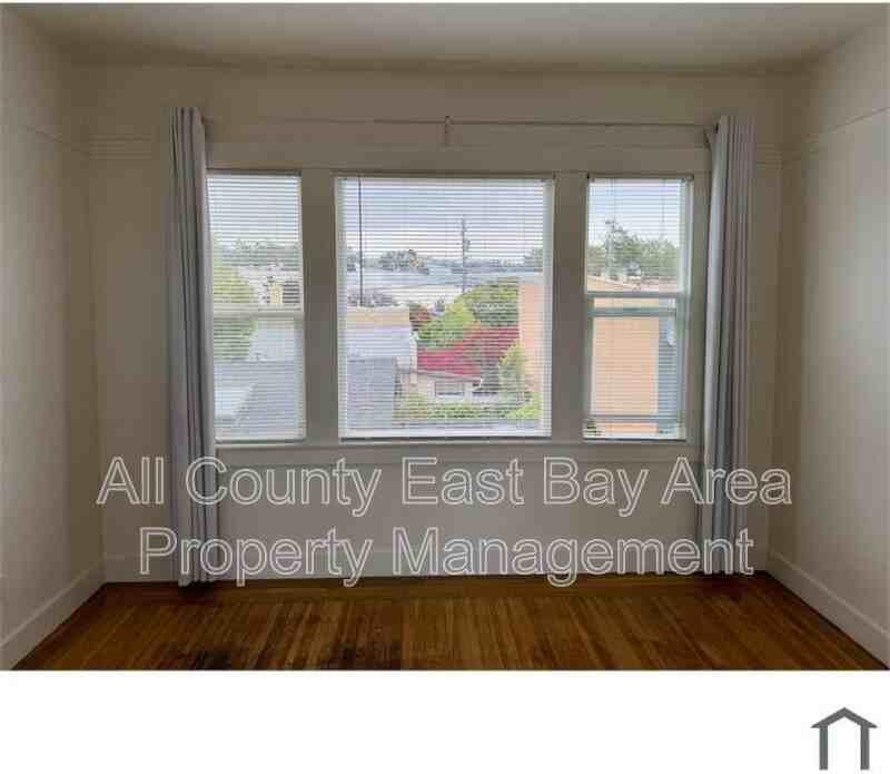 489 55th St #3 - Photo 2 of 9