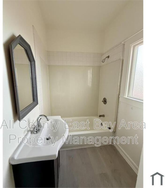 489 55th St #3 - Photo 5 of 9